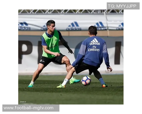 提升训练表现的阿迪达斯足球训练外套助你在场上尽显风采